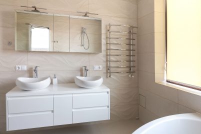 Комплект мебели для ванной с белыми фасадами на заказ - My Home Studio